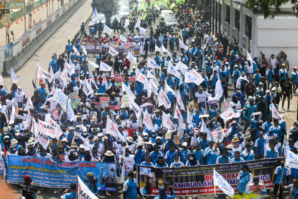  Buruh Lakukan Long March di Jakarta Untuk Mencabut UU Cipta Kerja
