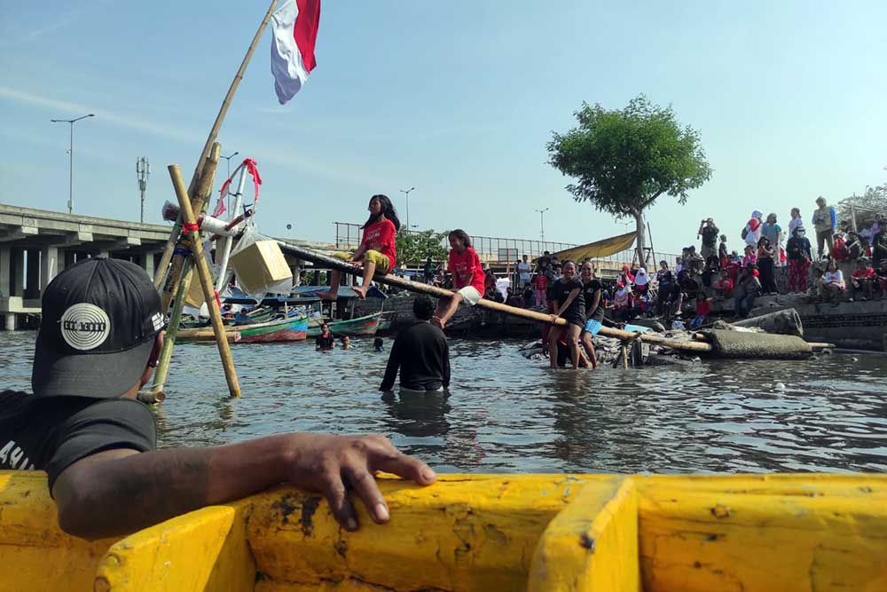  Anak-anak Nelayan Pesisir Utara Jakarta Bersuka Cita Rayakan HUT Ke-78 Kemerdekaan RI