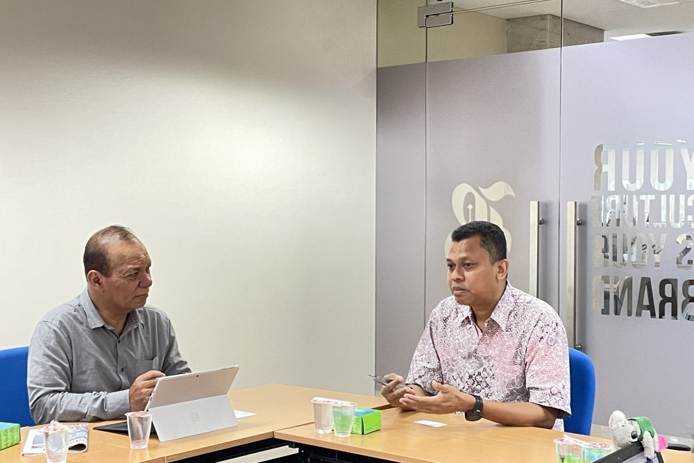 Sekretaris Perusahaan Askrindo Cahyo Hari Purwanto (kiri) berbincang dengan Wakil Pemimpin Redaksi Bisnis Indonesia Fahmi Achmad di Wisma Bisnis Indonesia, Jakarta, Kamis (10/8/2023)./Bisnis - Rika A.