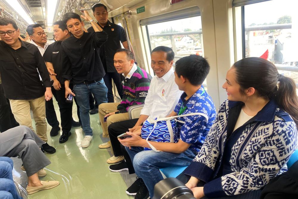  KERETA RINGAN : Jokowi Setuju Subsidi LRT Jabodebek