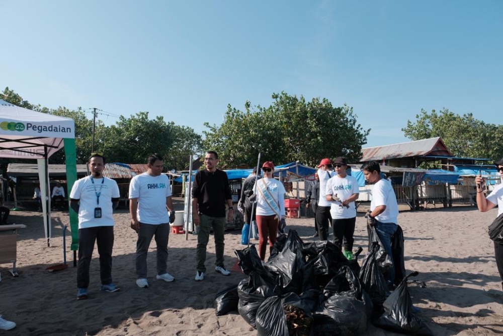  Pegadaian Bersama Milenial dan Masyarakat Kota Makassar Berhasil Kumpulkan 708 Kg Sampah di Pantai Tanjung Bayang