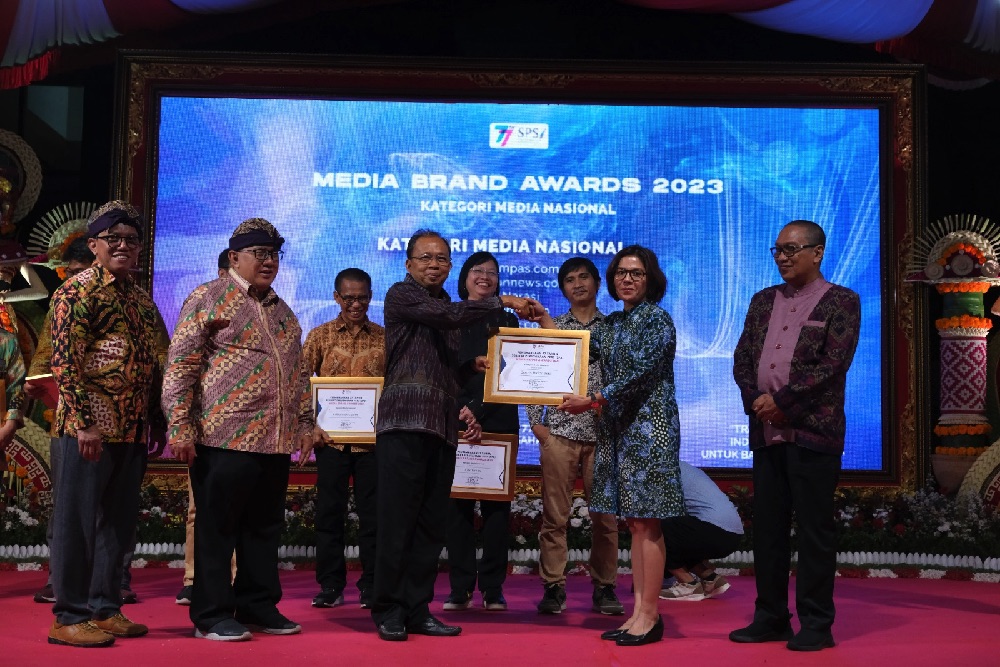 Pemred Bisnis Indonesia Maria Yuliana Benyamin (dua dari kanan) menerima plakat penghargaan Media Brand Award 2023 kategori Media Nasional dari Serikat Perusahaan Pers (SPS) yang diserahkan Gubernur Bali I Wayan Koster. bisnis/harian noris