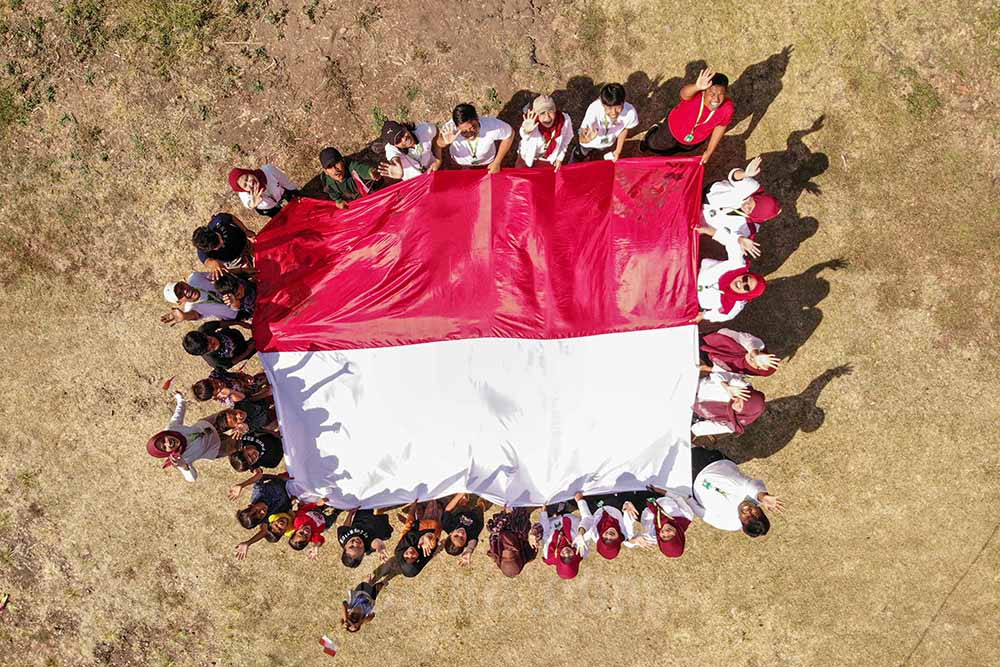  Aksi Bentangkan Bendera di Nganjuk