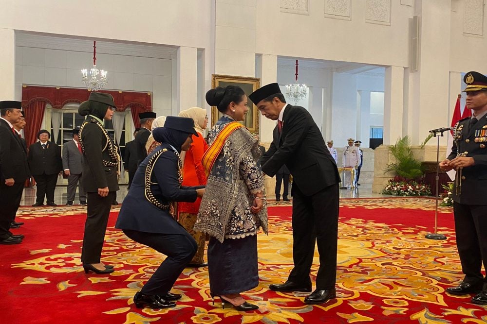  Jokowi Beri Tanda Kehormatan ke Iriana Jokowi dan 17 Tokoh