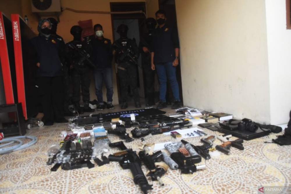 Densus 88 Temukan 16 Pucuk Senjata di Rumah Terduga Teroris Karyawan KAI / Antara