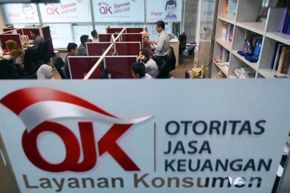 Karyawan Otoritas Jasa Keuangan (OJK) beraktivitas di ruang layanan Konsumen./Antara-Akbar Nugroho Gumay.
