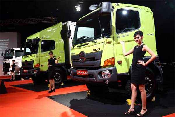 Model berpose didekat truk Hino 500 Series New Generation Ranger saat peluncuran di Jakarta, Kamis (15/1). /Bisnis, Abdullah Azzam