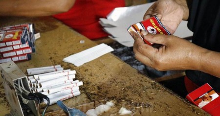 Ilustrasi. Buruh pabrik mengemas rokok SKT di Kawasan Industri Hasil Tembakau (KIHT) Kudus./Bisnis-Muhammad Faisal Nur Ikhsan
