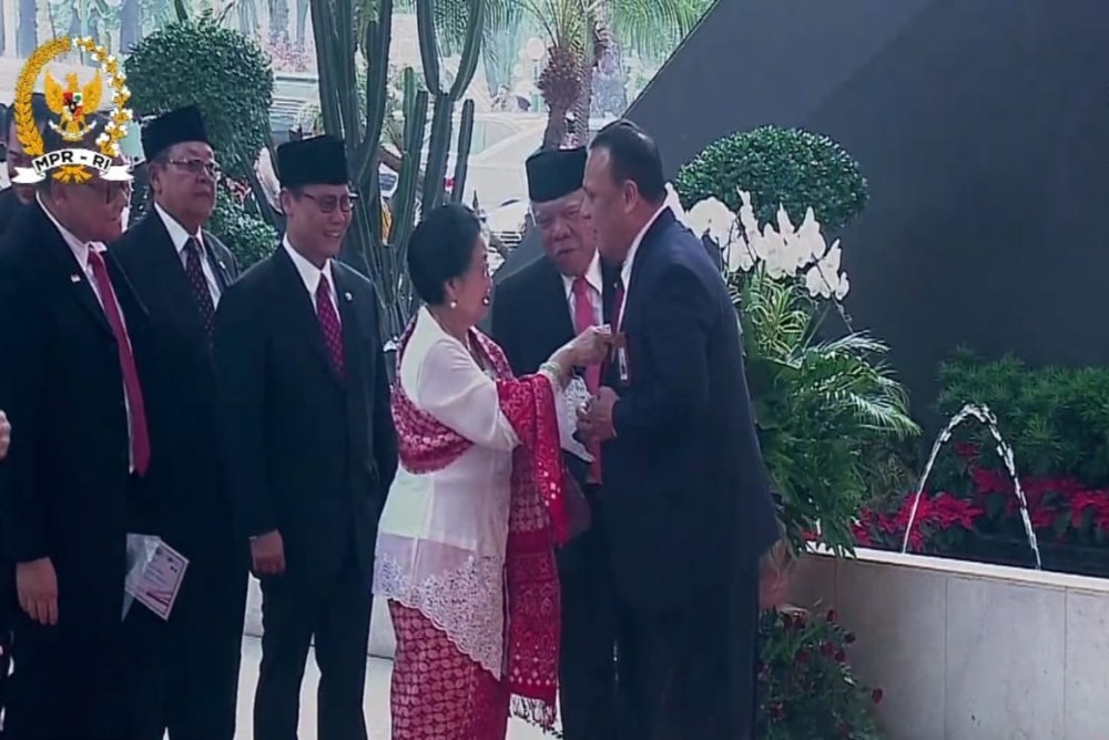 Momen Megawati Rapikan Dasi Ketua KPK Firli Bahuri sebelum Sidang MPR 2023
