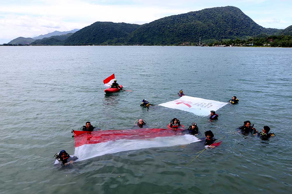  Pengibaran Bendera Merah Putih di Laut Pulau Sumatra
