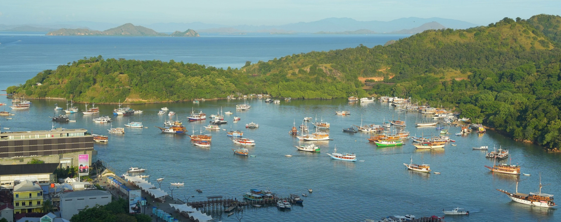 Suasana pelabuhan di Labuan Bajo, Manggarai Barat, Nusa Tenggara Timur pada Sabtu (29/4/2023). /Bloomberg-Dimas Ardian