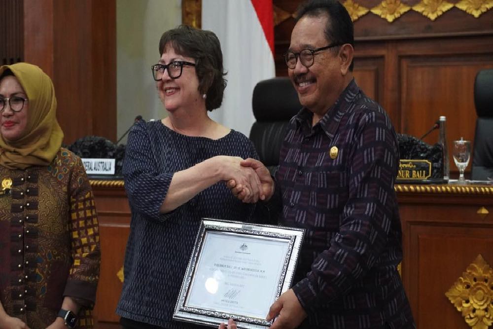 Wakil Gubernur Bali, Tjokorda Oka Artha Ardhana Sukawati (kanan) menerima plakat pemberian vaksin rabies dari Konsul Jenderal Australia di Bali, Anthea Griffin (kiri). bisnis/istimewa