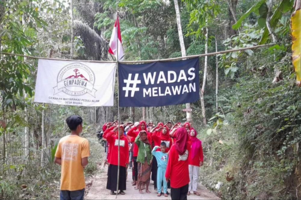  Gempa Dewa Kibarkan Bendera Setengah Tiang di Desa Wadas