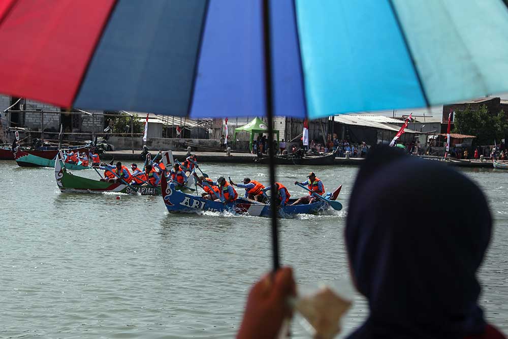  Nelayan di Semarang Ikuti Lomba Dayung Perahu Tradisional
