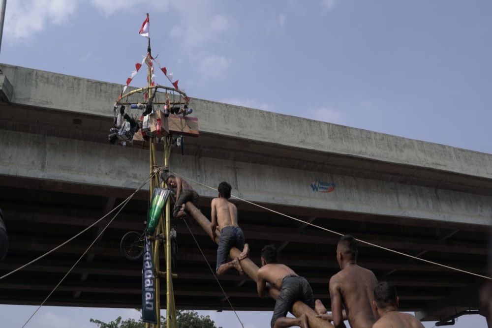  Pegadaian Gelar Panjat Pinang Emas di Kalimalang