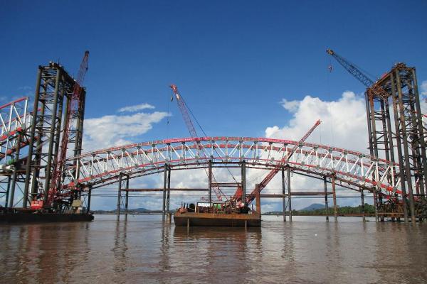 Jembatan Tayan: Foto saat pemasangan struktur baja lengkung Jembatan Tayan./pu.kalbarprov.go.id