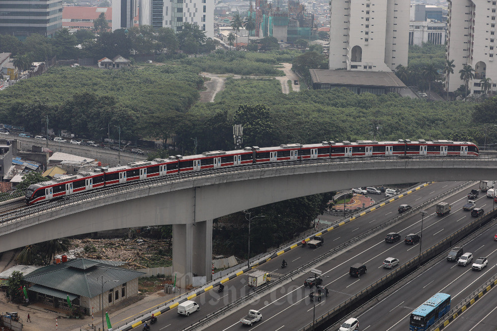 Rangkaian kereta Lintas Rel Terpadu (LRT) melintasi jembatan lengkung di kawasan Jl. Gatot Subroto, Jakarta, Rabu (2/8/2023). Bisnis/Arief Hermawan P