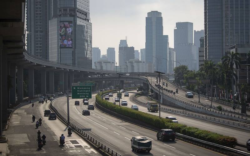 Sejumlah kendaraan bermotor melintasi Jalan Gatot Subroto di Jakarta, Rabu (11/8/2021). Menurut Koalisi Inisiatif Bersihkan Udara Koalisi Semesta, polusi udara Jakarta memburuk pada masa Pemberlakuan Pembatasan Kegiatan Masyarakat (PPKM) sejak Juli 2021 karena melampaui baku mutu polusi udara harian sebesar 55 ?g/m3 untuk kandungan partikulat berukuran di bawah 2,5 mikrometer atau meningkat empat hingga enam kali lipat dibanding Juni 2021 (berdasarkan status Baku Mutu Udara Ambient PM 2,5 di stasiun pemanta