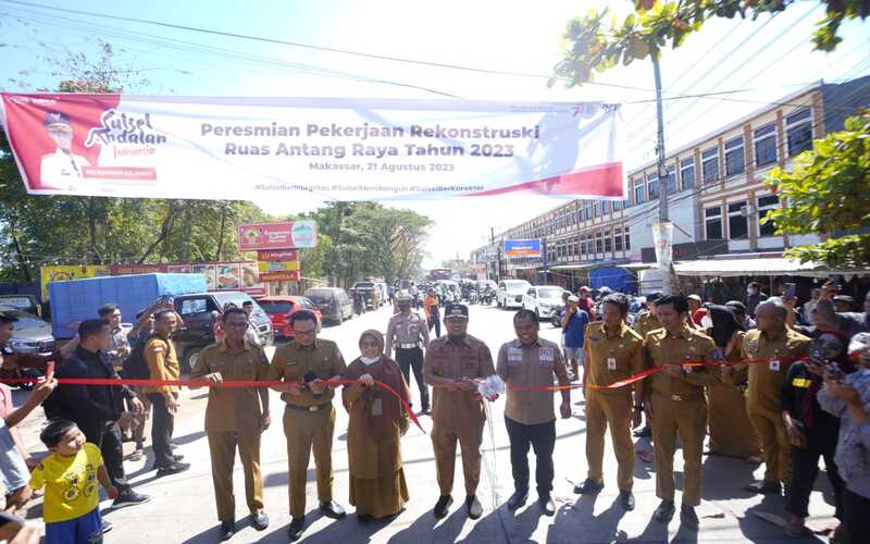 Gubernur Sulsel Andi Sudirman Sulaiman (topi hitam) meresmikan Jalan Antang Raya Kota Makassar pada Senin (21/8/2023) /Pemprov Sulsel