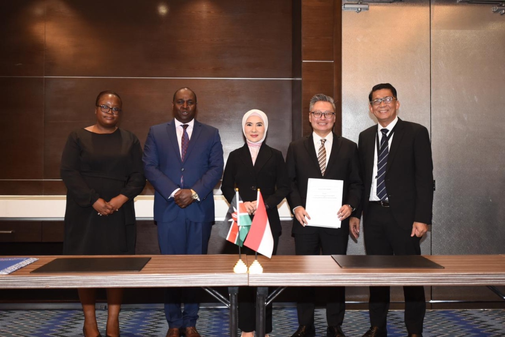 Direktur Utama Pertamina Nicke Widyawati bersama CEO & MD Of The National Oil Corporation Of Kenya NOC Gideon Laparan Ole Morintat, Direktur SPPU Pertamina A. Salyadi Saputra dan Direktur Utama PIEP Jaffee Arizon Suardin berfoto bersama usai penandatangan Penjajakan Kerjasama yang diselenggarakan di Radisson Blu, Nairobi, Kenya pada Senin (21/8/2023)/Dok. Pertamina