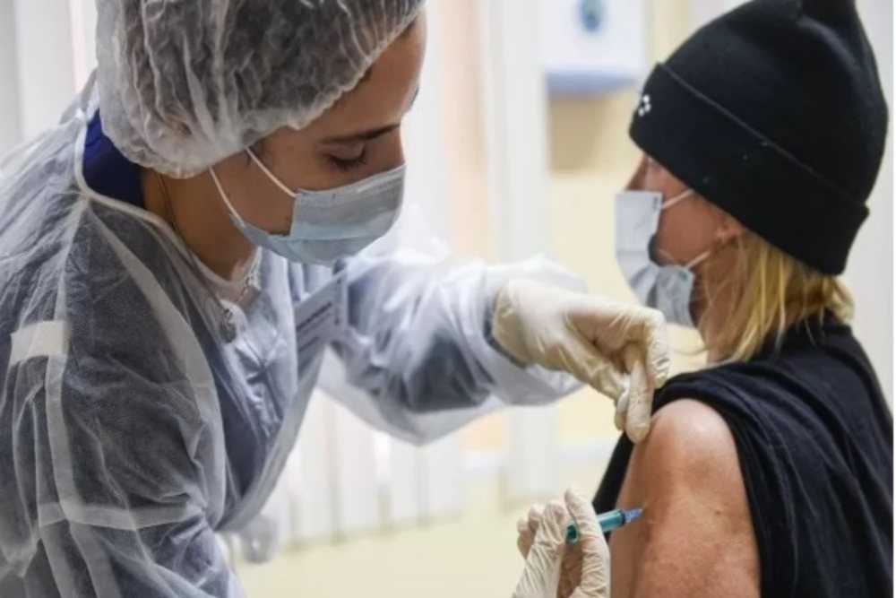 Seorang petugas medis memberikan suntikan vaksin Covid-19, di Moskow, Rusia, Selasa (8/12/2020)./Antara