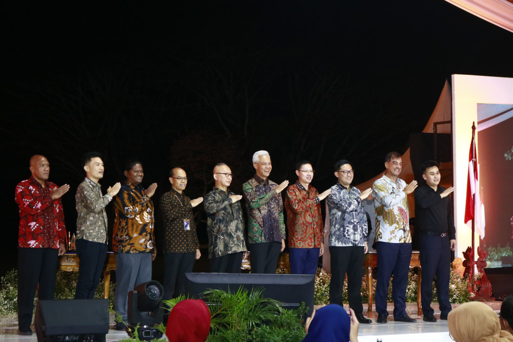 Gubernur Jawa Tengah berfoto bersama pelaku usaha dalam acara Investor Dinner sebagai rangkaian acara CJIBF 2023 pada Senin (21/8/2023) malam di Kawasan Candi Borobudur Kabupaten Magelang./Bisnis-Muhammad Faisal Nur Ikhsan.
