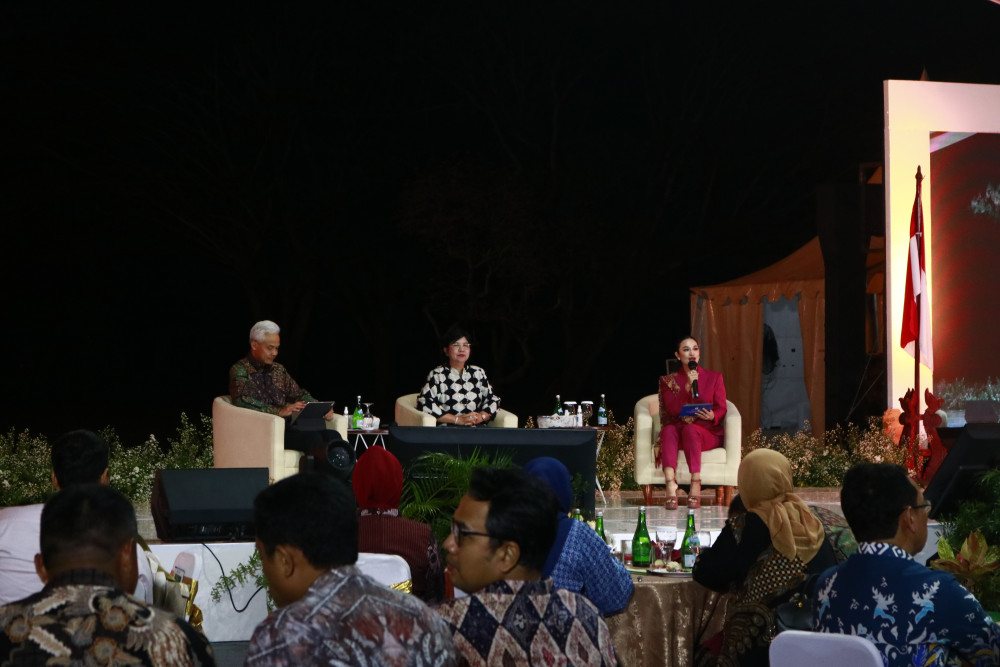 Gubernur Jawa Tengah Ganjar Pranowo (kiri) bersama Deputi Gubernur Senior BI Destry Damayanti (tengah) saat mengisi diskusi yang digelar dalam rangkaian CJIBF 2023. /Bisnis-Muhammad Faisal Nur Ikhsan.