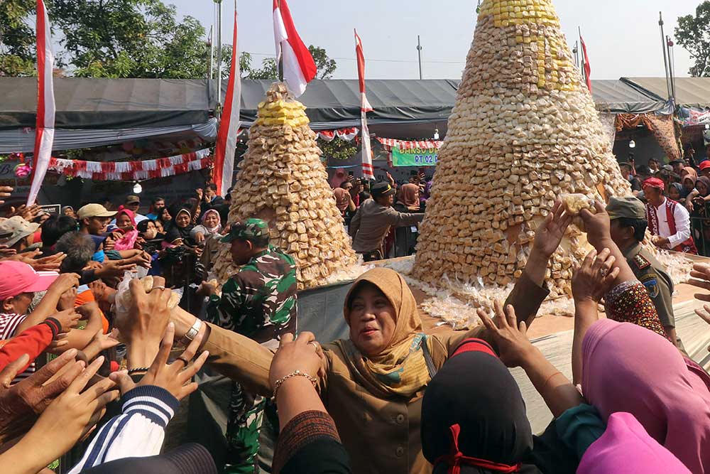  Warga Berebut Gunungan Tahu Saat Festival Tahu di Kediri