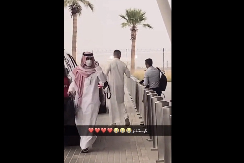  Viral Gaya Cristiano Ronaldo Pakai Gamis di Arab Saudi, Disebut Bak Sultan