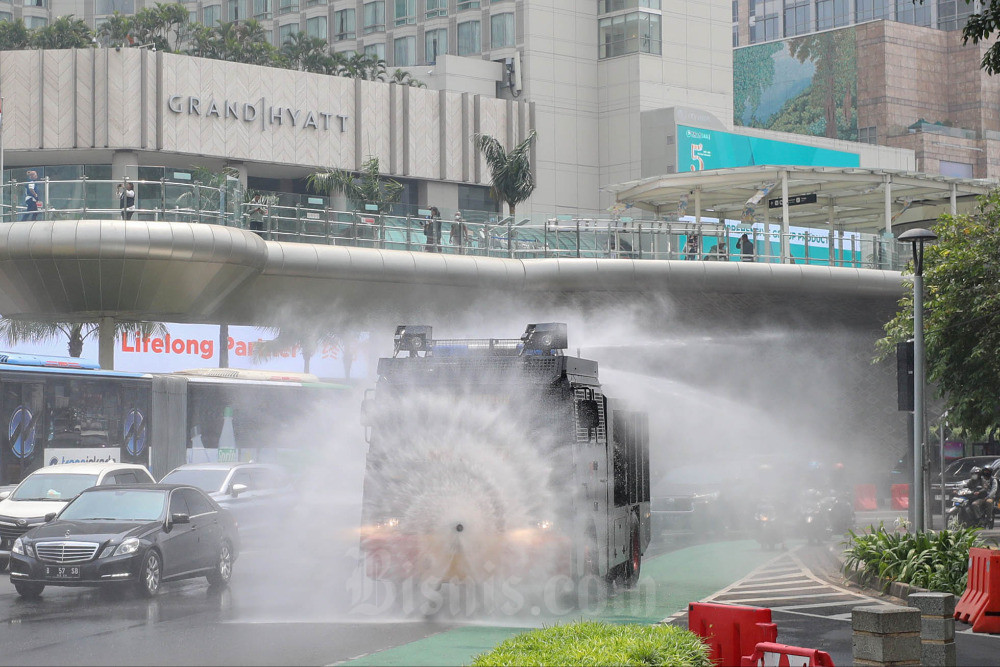  Kurangi Polusi Udara, Pemprov DKI Jakarta dan Polda Metro Jaya Lakukan Penyemprotan Air