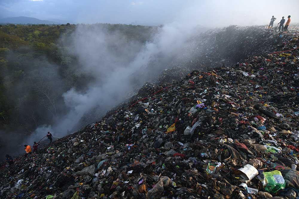  Kebakaran TPA Kawatuna di Palu Belum Bisa Dipadamkan