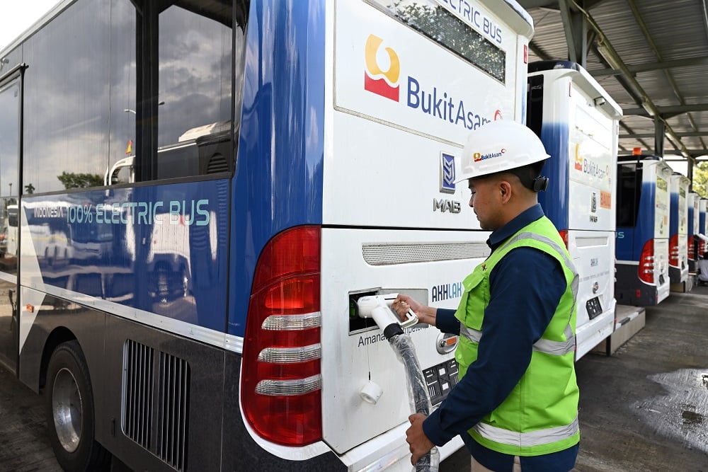  Kurangi Emisi, PTBA Operasikan Hybrid Dump Truck hingga Bus Listrik