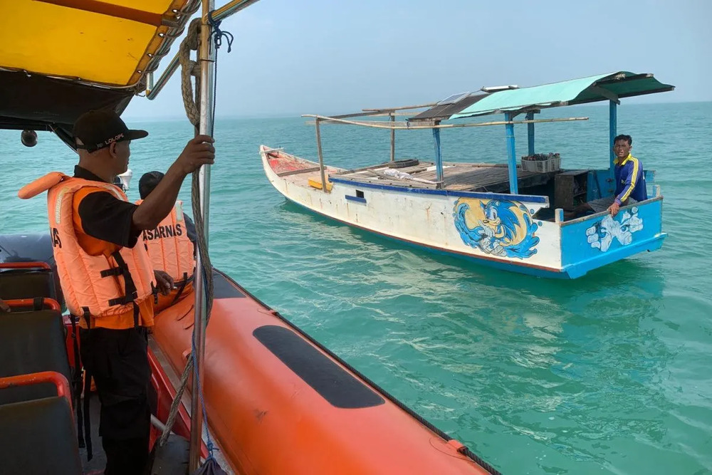 Petugas SAR diturunkan untuk mencari tiga nelayan yang kapalnya mengalami kebocoran di wilayah perairan Jepara, Jawa Tengah./Antara-SAR Semarang.