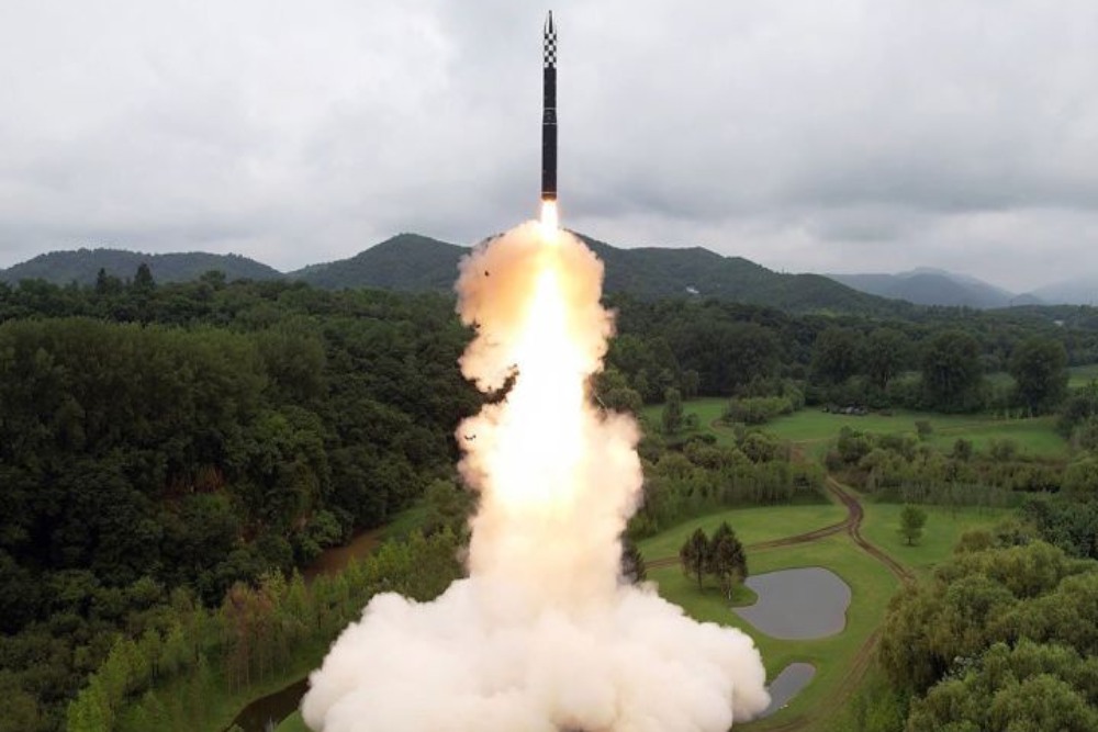 Peluncuran uji coba rudal balistik antarbenua (ICBM) berbahan bakar padat Hwasong-18 pada hari Rabu, 12 Juli 2023. ANTARA/KCNA