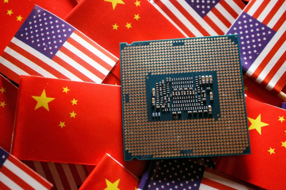 Chip semikonduktor unit pemrosesan pusat ditampilkan di antara bendera China dan A.S., dalam gambar ilustrasi yang diambil pada 17 Februari 2023. / Reuters-Florence Lo