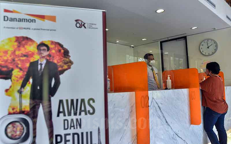 Karyawan melayani nasabah di salah satu cabang Bank Danamon di Jakarta, Selasa (22/2/2022). Bisnis/Fanny Kusumawardhani