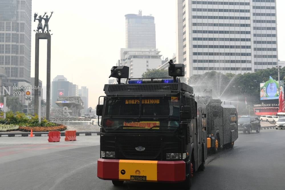  Kurangi Polusi Udara, Pemkot Jakbar Kerahkan 50 Kendaraan untuk Menyiram Jalan