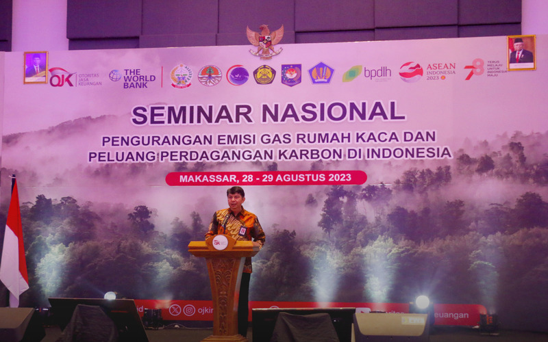 Kepala OJK Regional 6 Sulampua Darwisman tengah memberi sambutan pada Seminar Nasional Pengurangan Emisi Gas Rumah Kaca dan Peluang Perdagangan Karbon di Indonesia di Hotel Four Ponts Makassar, Senin (28/8/2023)./OJK