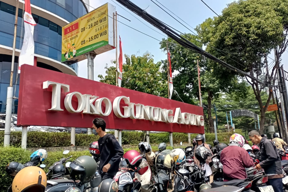 Pengunjung memadati Toko Gunung Agung di Jl. Kwitang, Jakarta Pusat, Selasa (29/8/2023) - BISNIS/Ni Luh Anggela