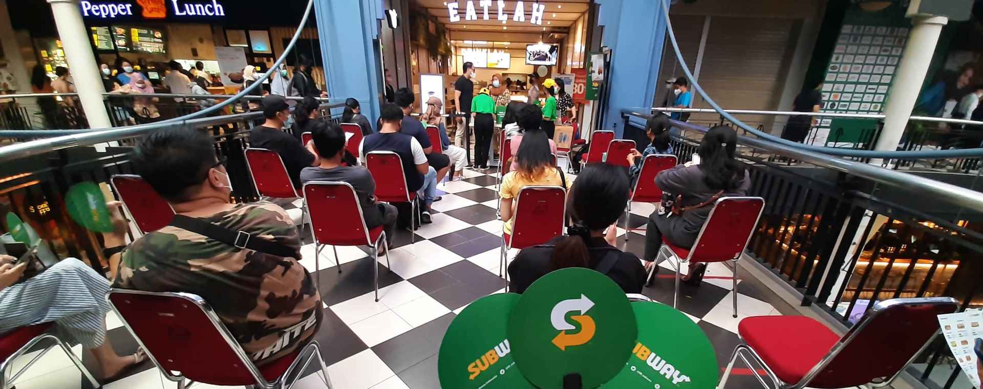 Calon pembeli antre saat pembukaan restoran Subway di Mal Cilandak Town Square, Jakarta, Jumat (15/10/2021)./Bisnis-Himawan L Nugraha