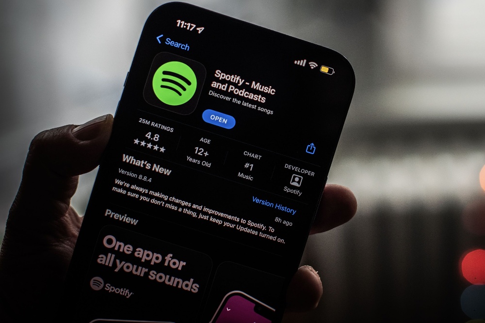 Aplikasi Spotify di Apple App Store pada smartphone diatur di Hastings-on-Hudson, New York, AS, pada Rabu, 25 Januari 2023. / Bloomberg-Tiffany Hagler Geard