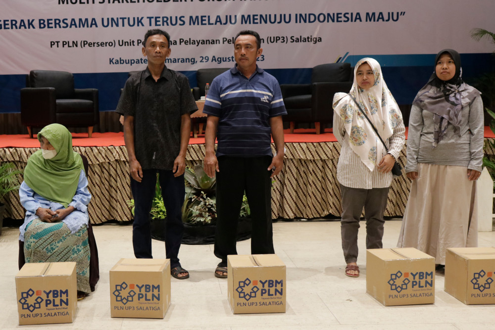 Lima orang perwakilan warga saat menerima bantuan simbolis berupa paket sembako dalam acara Multi Stakeholder Forum yang digelar PLN UP3 Salatiga pada Selasa (29/8/2023)./Bisnis-Muhammad Faisal Nur Ikhsan.