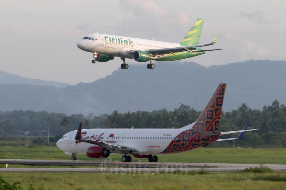Kesibukan penerbangan pesawat di Bandara Sultan Hasanuddin Makassar, Sulawesi Selatan, Senin (28/11/2022). Bisnis/Paulus Tandi Bone