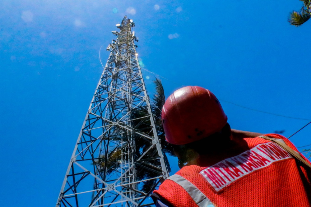 Petugas Teknisi sedang melakukan pemeliharaan jaringan di tower BTS Indosat Ooredoo Hutchison Mandalika./Bisnis