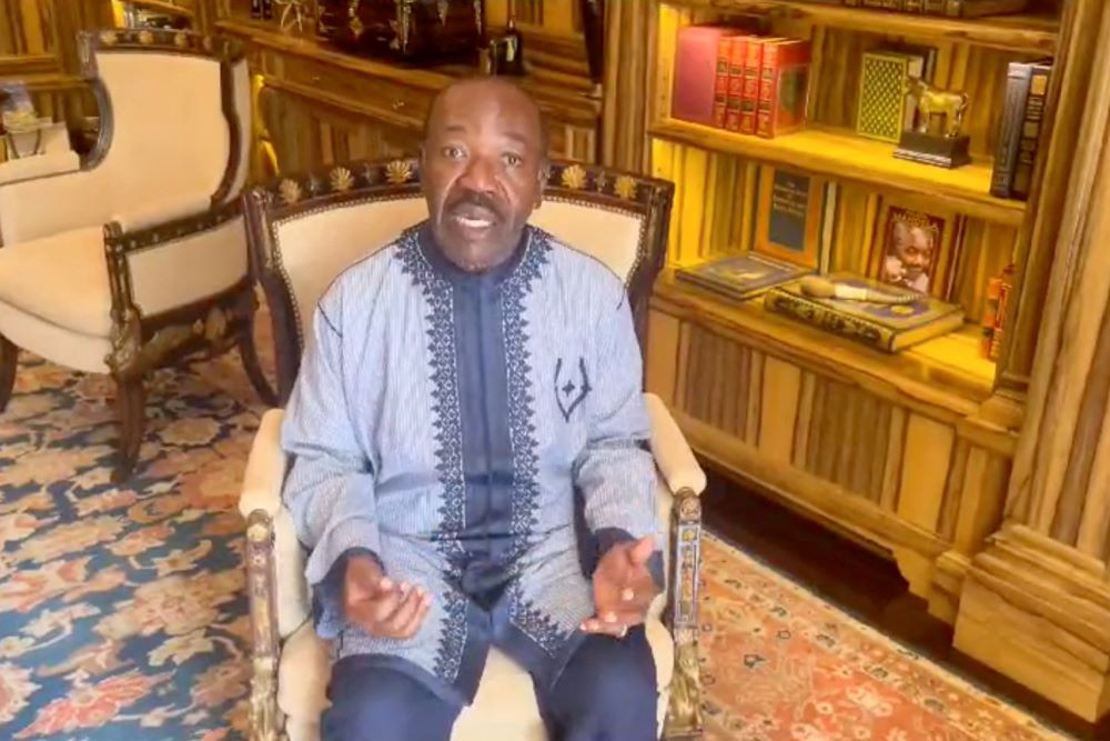 Presiden Gabon Ali Bongo memberikan pernyataan melalui pesan video setelah militer Gabon mengambil alih kekuasaan dalam kudeta militer pada 30 Agustus 2023./Reuters