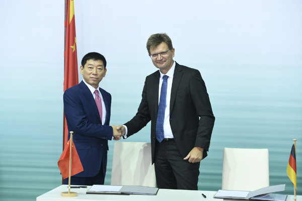 Perjanjian usaha patungan ditandatangani oleh Wei Jianjun, Pendiri dan Ketua Great Wall Motor, dan Klaus Froehlich, Anggota Dewan Manajemen BMW AG untuk Pengembangan. /BMW Group