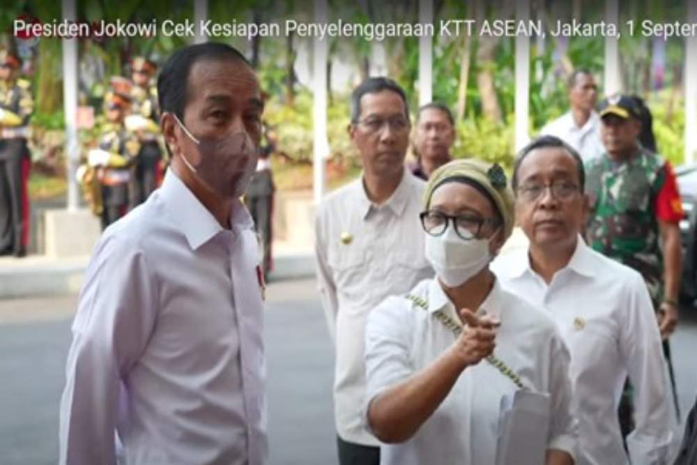 Jokowi Pakai Masker saat Tinjau Venue KTT Asean, Akibat Polusi Jakarta? Tangkapan layar Youtube Setpres RI.