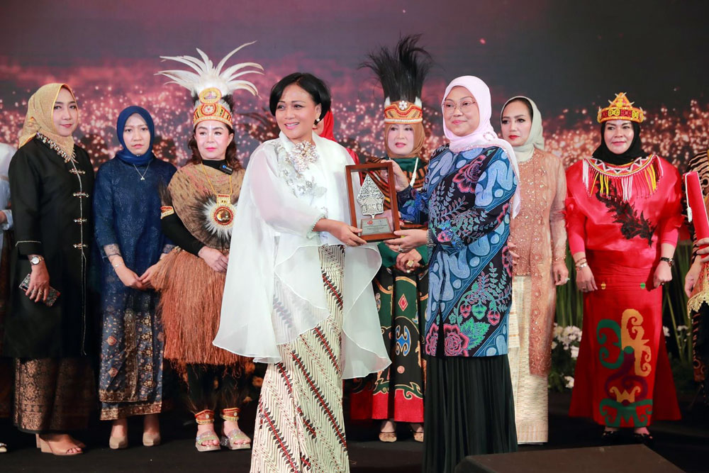  Aktif Kembangkan Kemampuan Wirausaha Perempuan, Pengusaha Asal Indonesia ini Raih AWEN Awards