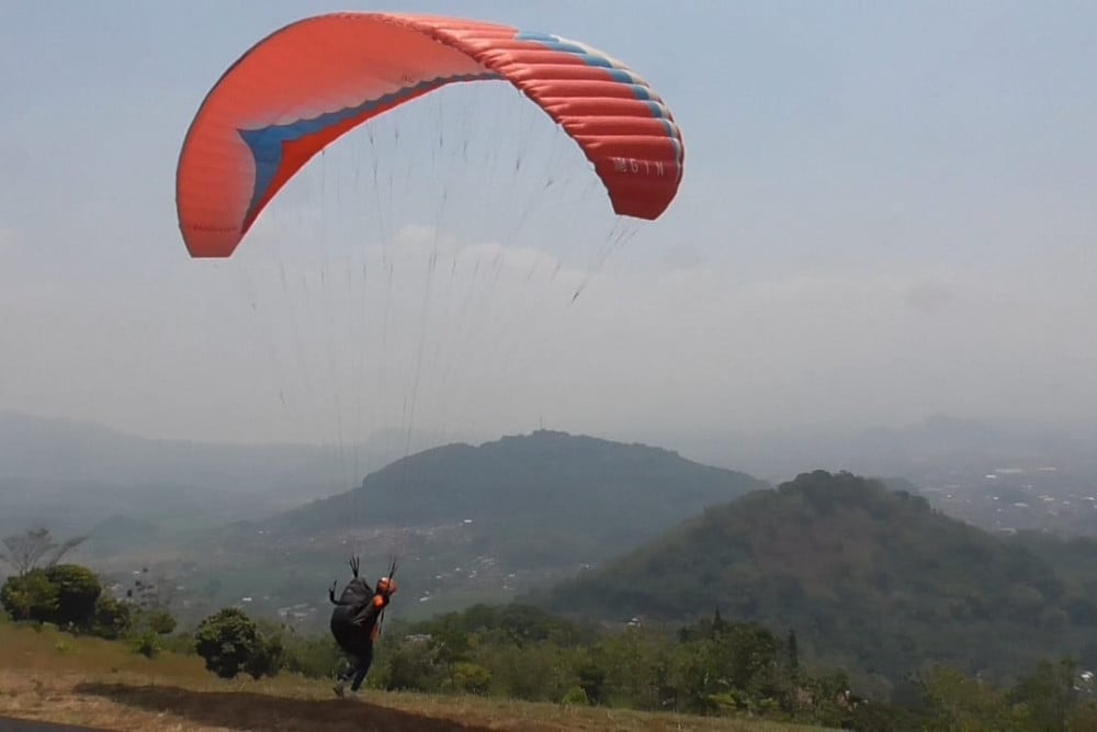  174 Pilot Paralayang Terbang di Langit Sumedang