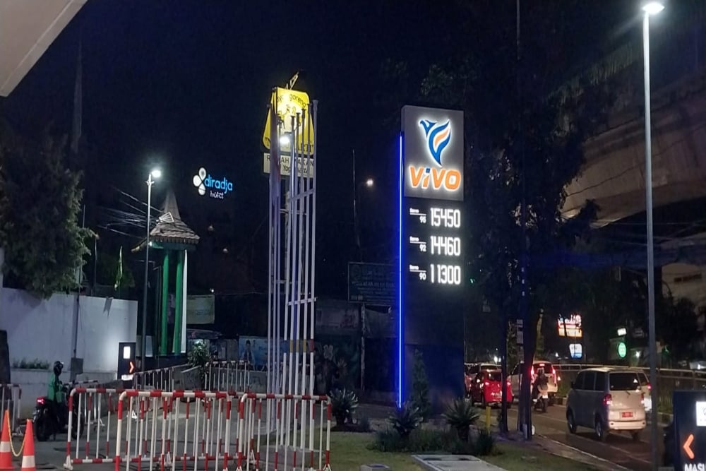 SPBU Vivo di kawasan Tendean, Jakarta Selatan terpantau melakukan penyesuaian harga BBM per Jumat (1/9/2023)/Bisnis-Nyoman Ary Wahyudi.